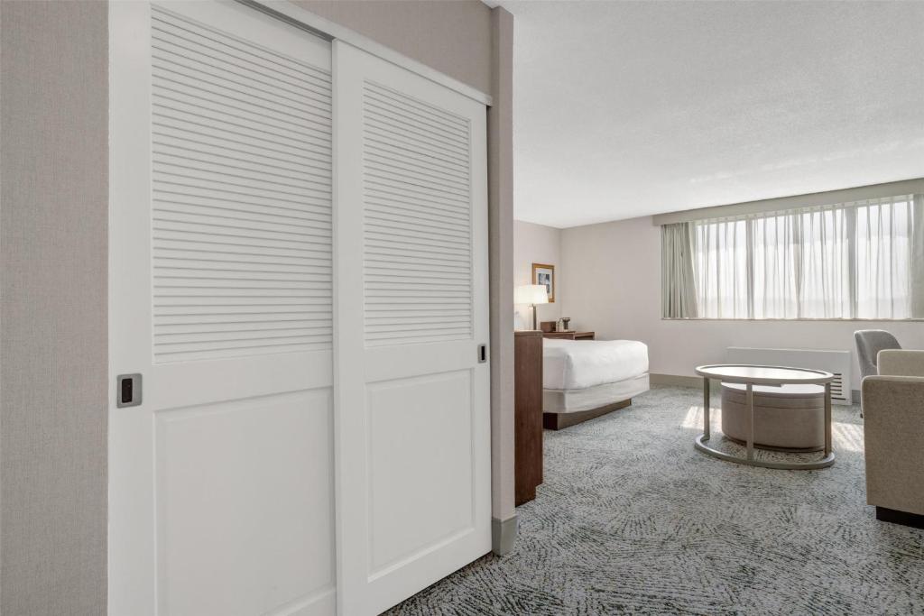 Hilton Arlington National Landing - Habitación King Con Sofá