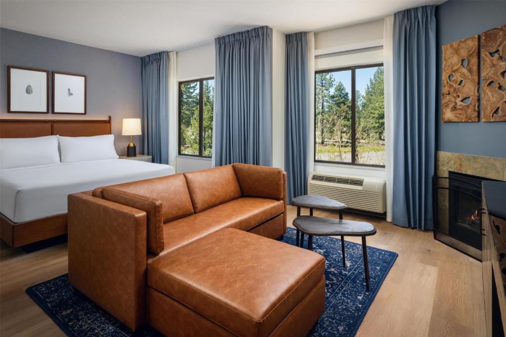 特拉基Martis Valley Lodge, Tapestry Collection by Hilton的配有床和沙发的酒店房间