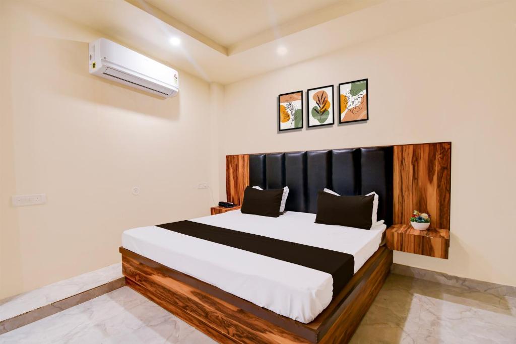 Postel nebo postele na pokoji v ubytování Hotel O Shree Krishna Palace