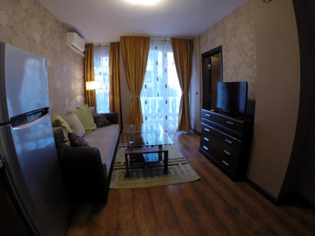 プリモルスコにあるVIP Apartments Dobreviのリビングルーム(ソファ、テレビ付)