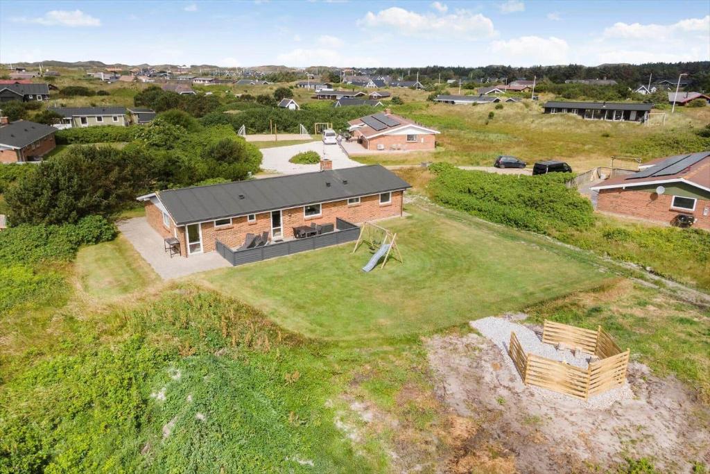 an overhead view of a house with a large yard at 286-Ringkobing-Vestklitvej-14 in Ringkøbing