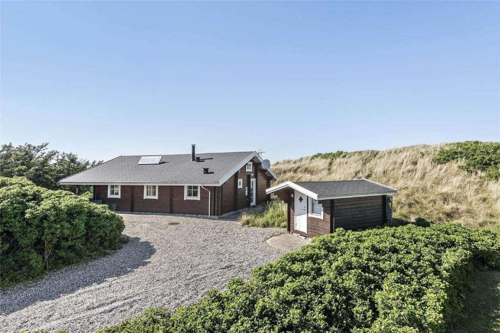 a house on the side of a dirt road at 128-Ringkobing-Troldedalen-18 in Nørby