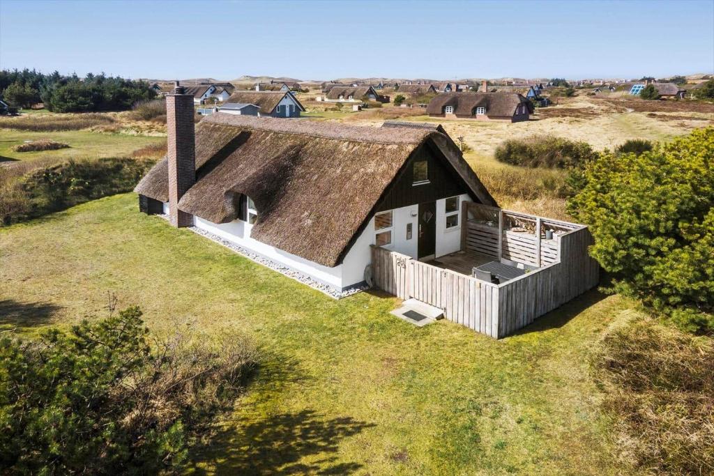 an overhead view of a small house in a field at 273-Ringkobing-Nordso-Ferievej-28 in Nørre Lyngvig