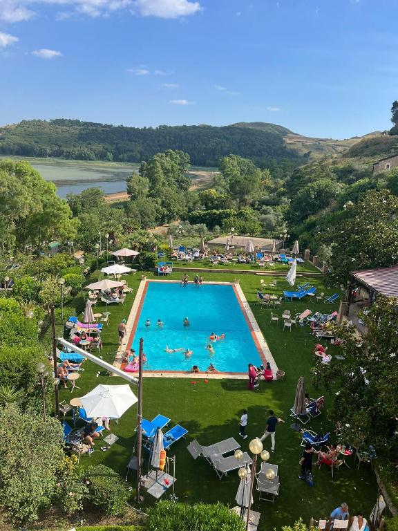 Una vista aérea de una gran piscina con gente. en Riviera Hotel, en Enna