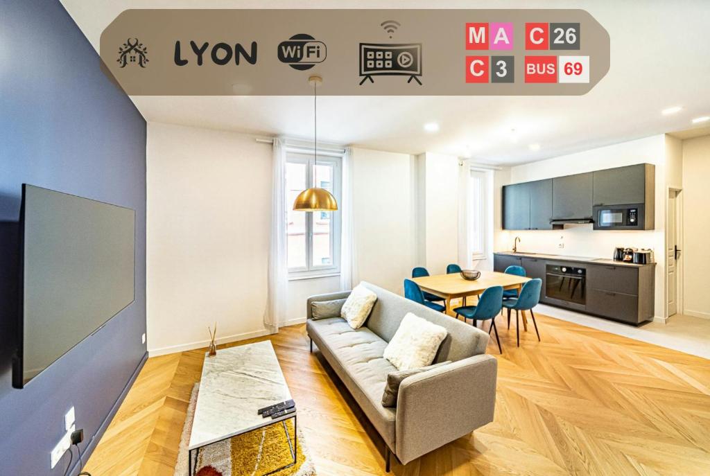 un salon avec un canapé et une table dans l'établissement T2 Spacieux : Wi-Fi cuisine équipée profamille, à Villeurbanne
