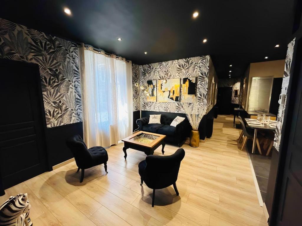 a living room with a couch and a table and chairs at LEtape Prestige Hyper-Centre Calme in Reims