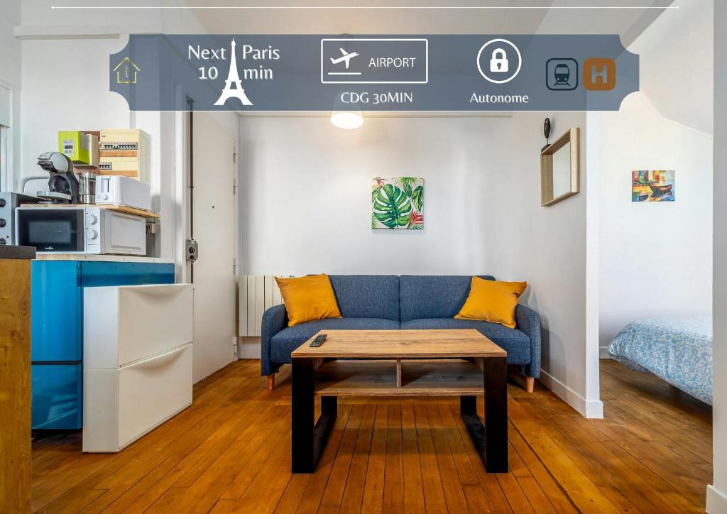 un salon avec un canapé bleu et une table dans l'établissement Lescapade Blue and Yellow 10min to Paris, à Épinay-sur-Seine