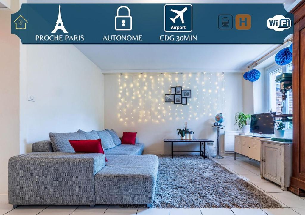 un salon avec un canapé et une table dans l'établissement Montmorency Garden Billiards near Paris, à Enghien-les-Bains