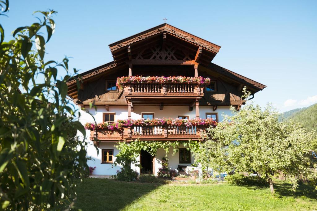 フルプメスにあるFelixenhofの花が咲くバルコニー付きの建物