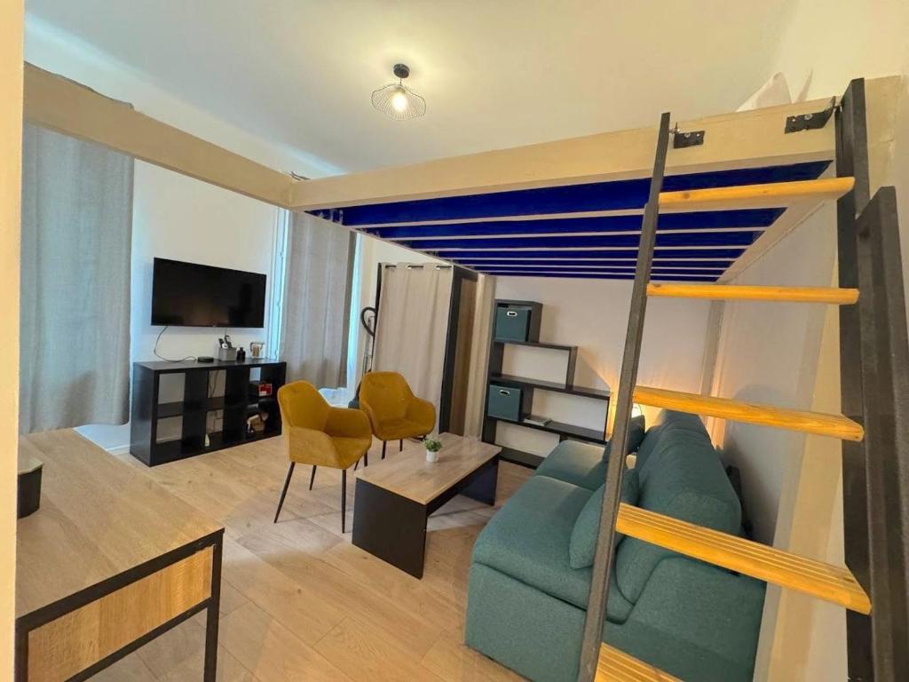 un salon avec un lit superposé et un canapé dans l'établissement Appartement élégant plage à 100m prom des anglais, à Nice