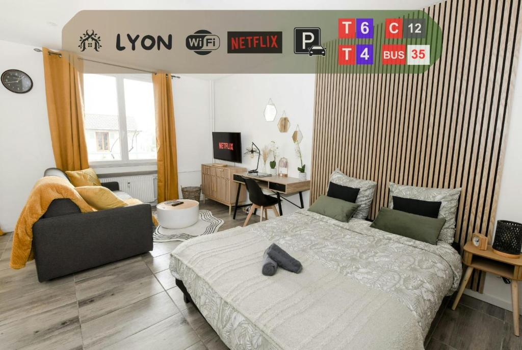 une chambre avec un grand lit et un bureau dans l'établissement Studio Cosy Business - Balcon Garage Fermé, à Lyon