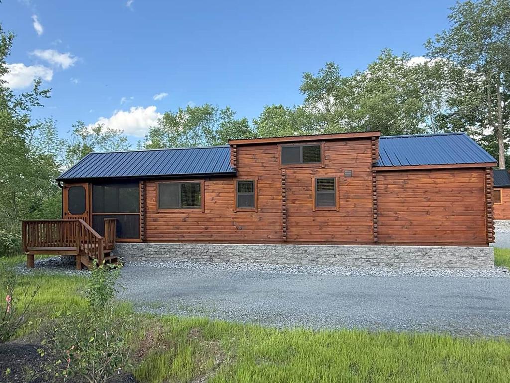 Το κτήριο όπου στεγάζεται  το κάμπινγκ