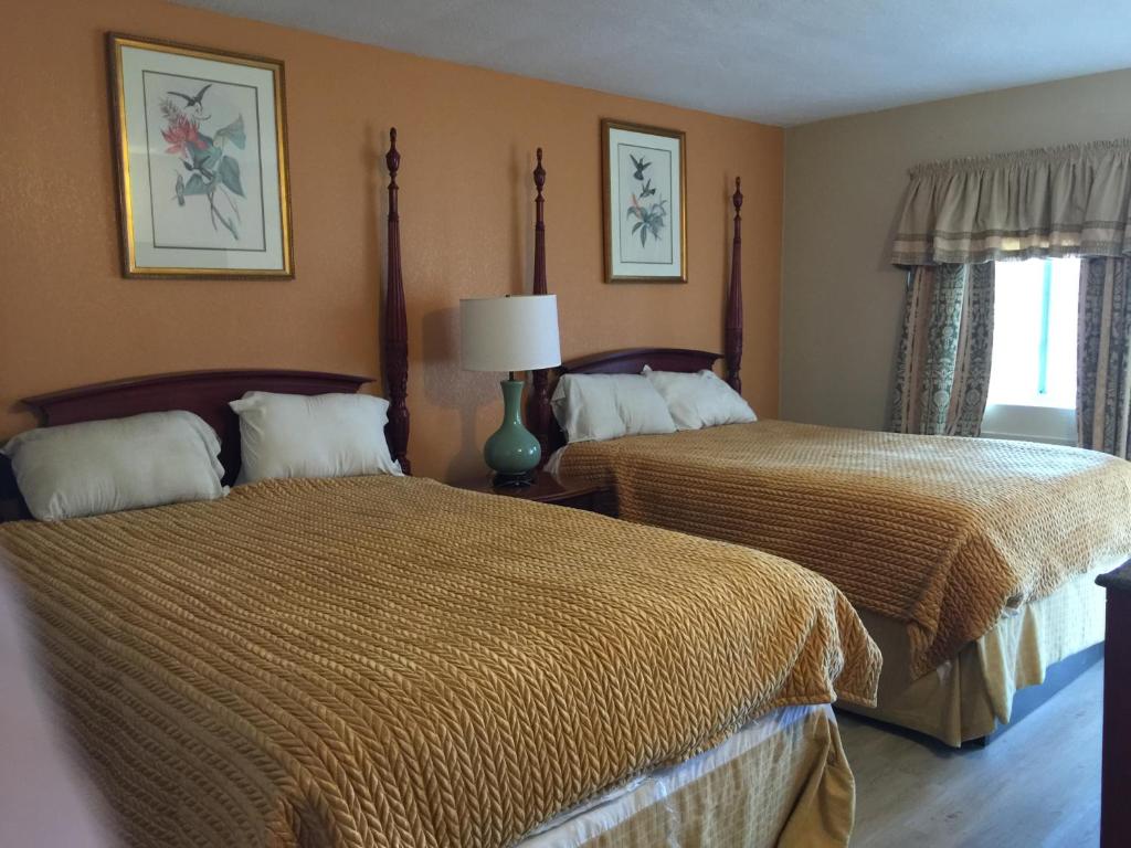 a bedroom with two beds and a window at Pelican Inn & Suites in Toms River