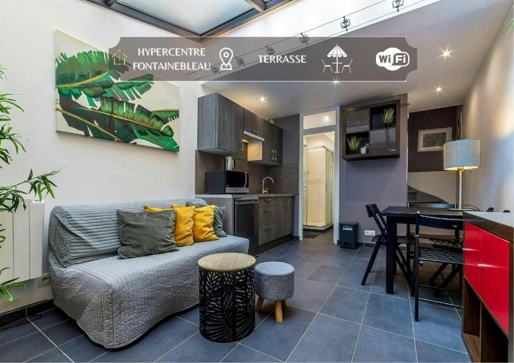 un salon avec un canapé et une table dans l'établissement Le Central Bleau 2 - Hypercentre, à Fontainebleau