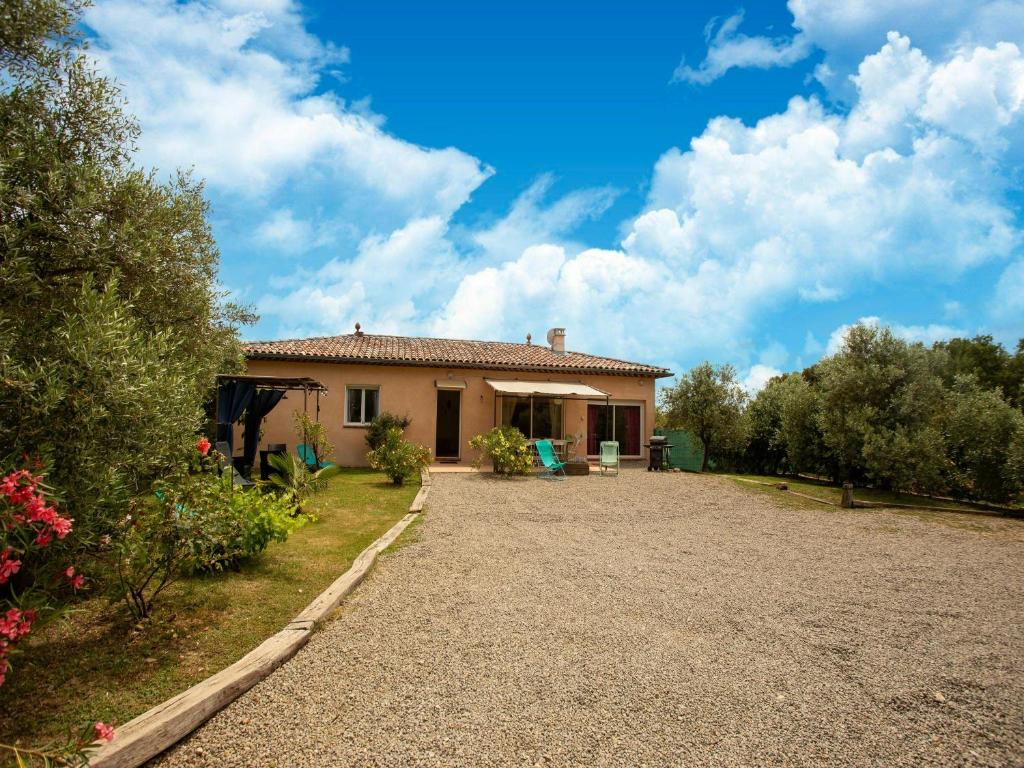 une maison avec une allée de gravier devant elle dans l'établissement Casa-des Lavandes villa pittoresque à Montmeyan, à Montmeyan
