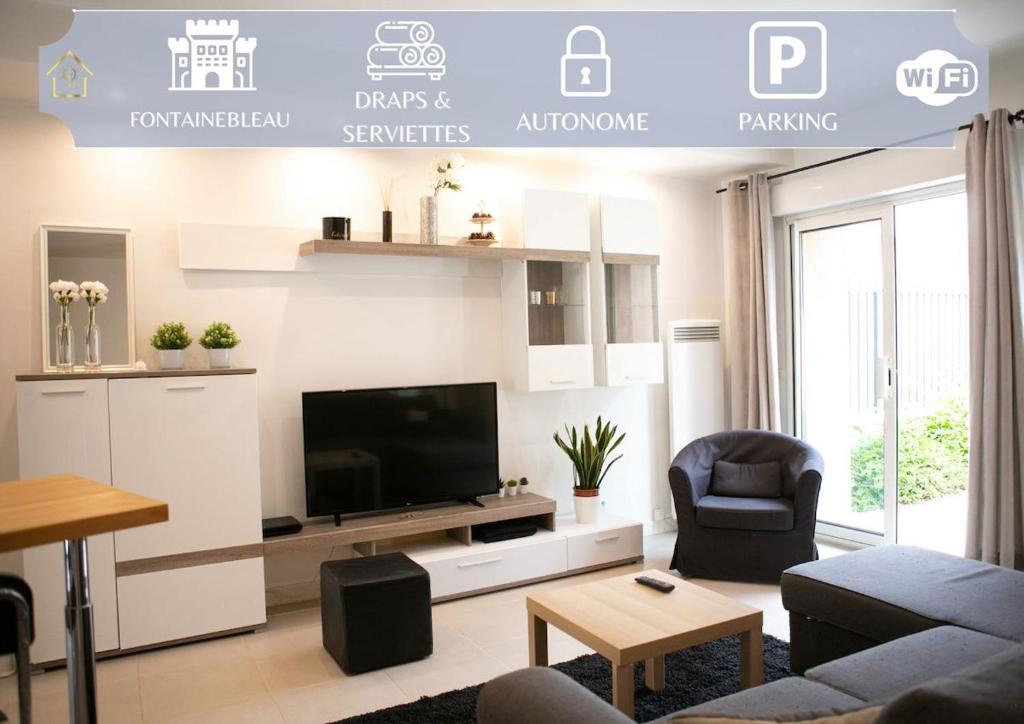 - un salon avec une télévision, un canapé et une chaise dans l'établissement Appart'Hôtel L'Arbonnaise - Calme & Chic, à Arbonne