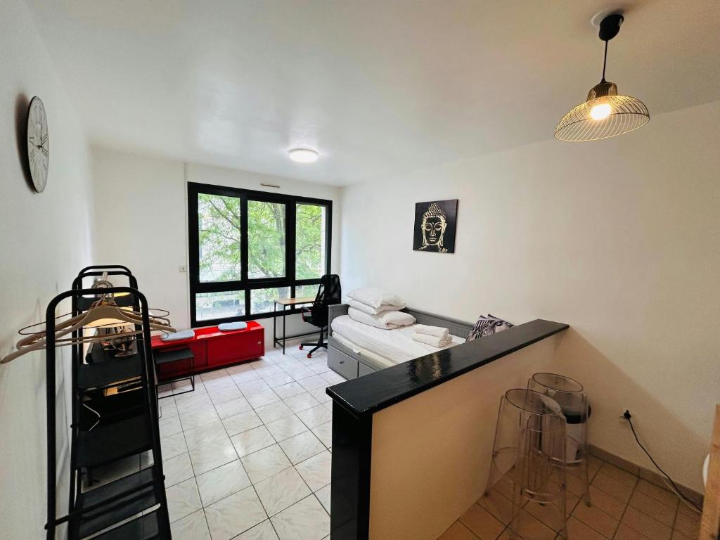 un salon avec un canapé et une table dans l'établissement La Suite Buirette Hypercentre, à Reims