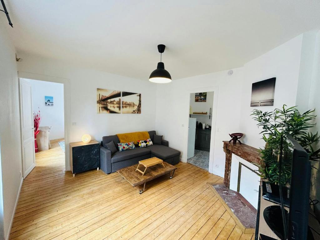 un salon avec un canapé et une cheminée dans l'établissement Le Millésime Coulvier Taittinger, à Reims