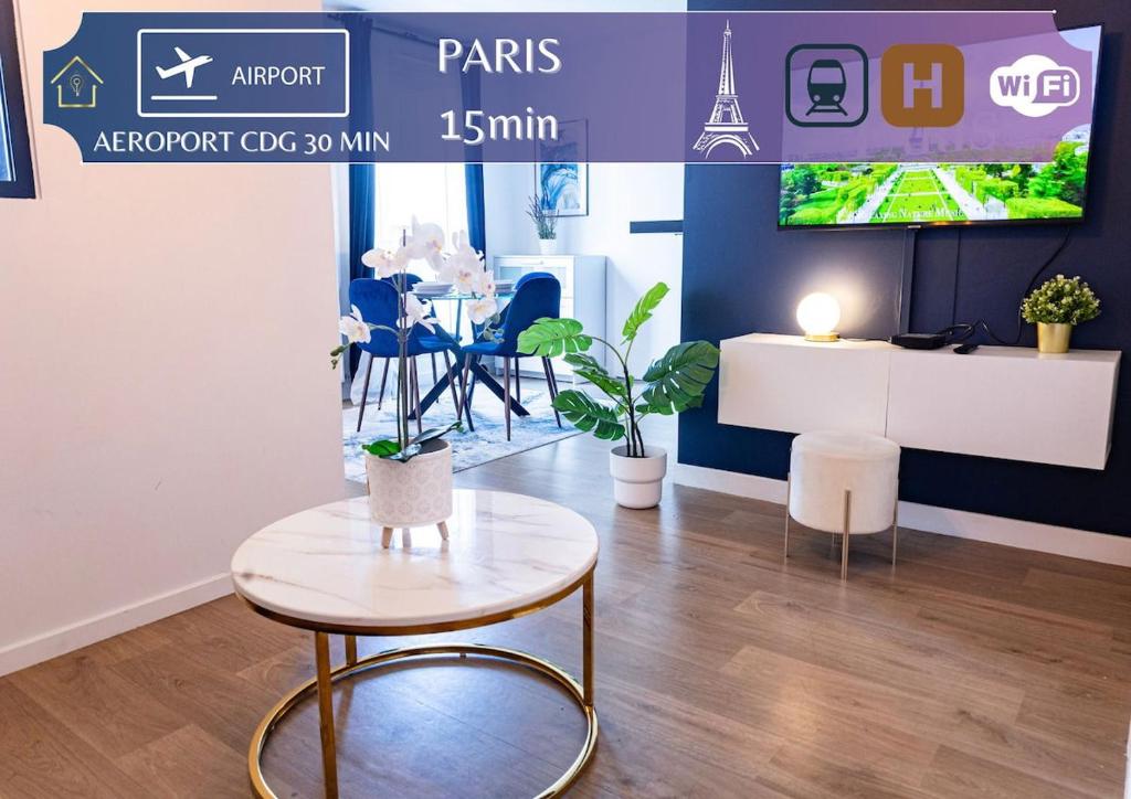 une chambre avec une table et une télévision dans un magasin dans l'établissement L'Ecrin Bleu - Proche Paris, à Épinay-sur-Seine