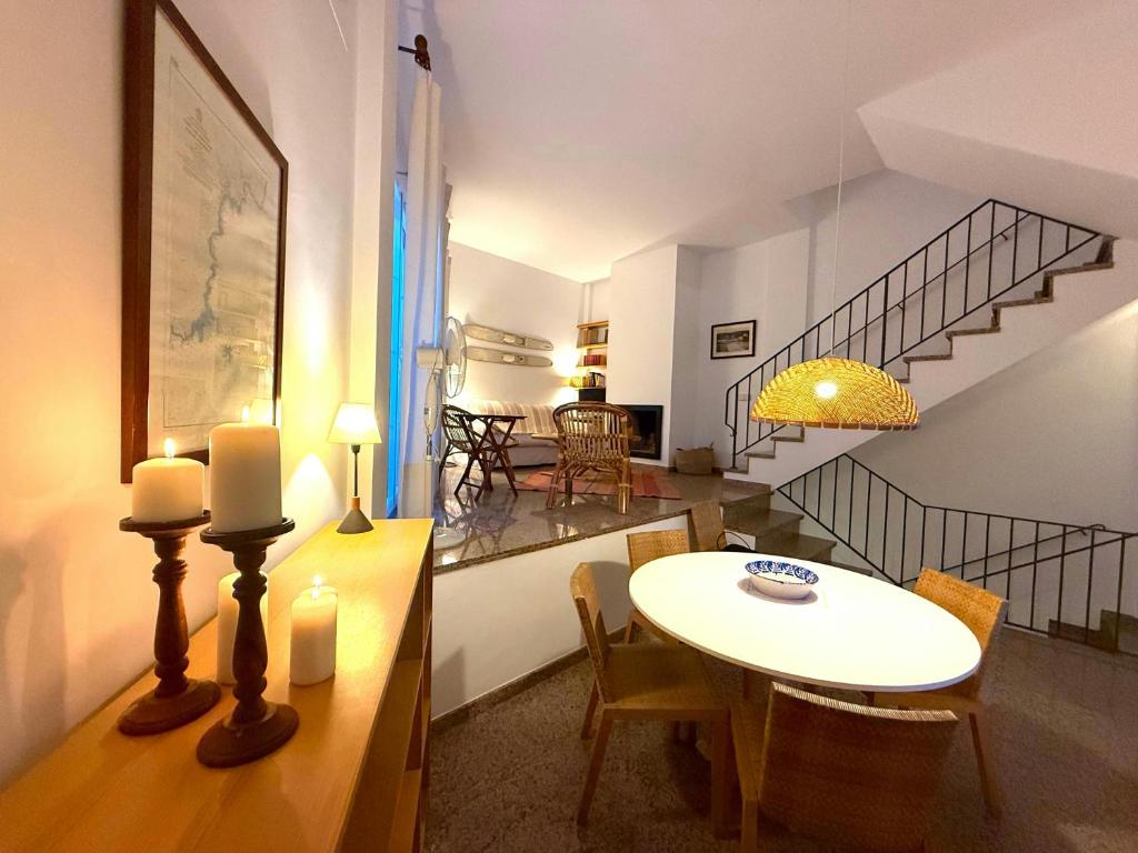 ein Wohnzimmer mit Tisch und ein Esszimmer in der Unterkunft Perfect getaway house 50m from Tamariu Beach -TF in Tamariu