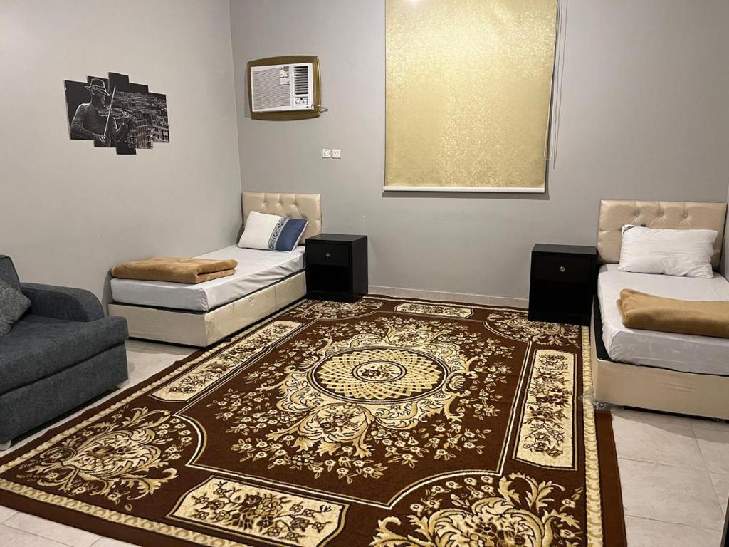 un soggiorno con un divano e un tappeto di شقق بن طالب a Khamis Mushayt