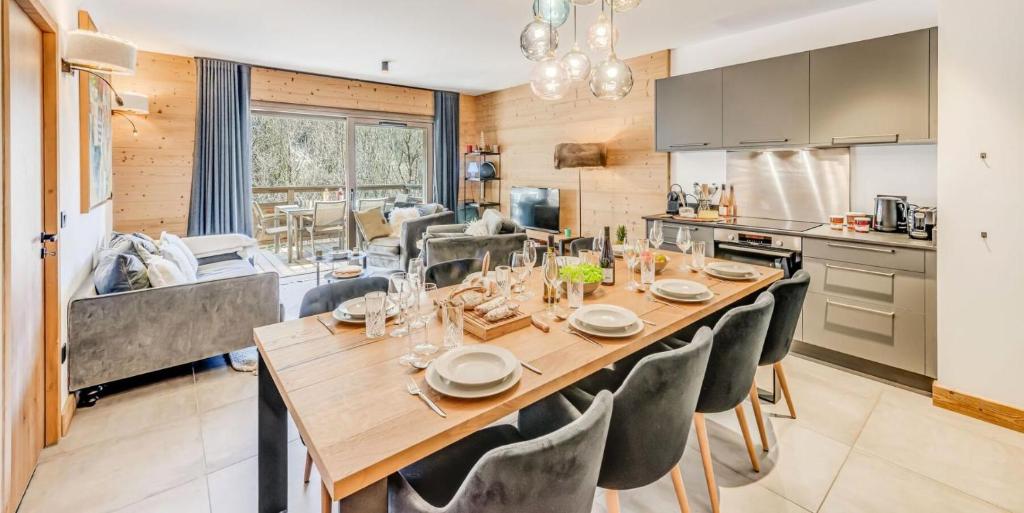 une cuisine et une salle à manger avec une table et des chaises dans l'établissement Résidence Les Terrasses De La Vanoise - 4 Pièces pour 8 Personnes MAE-2711, à Champagny-en-Vanoise