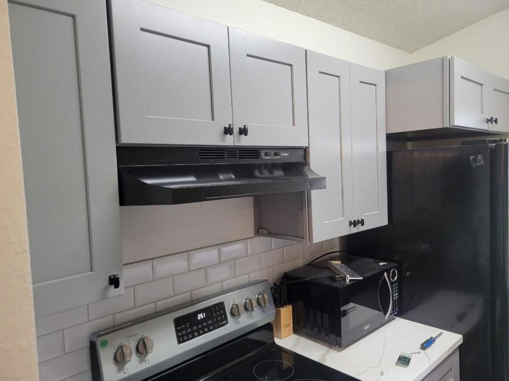 Una cocina o zona de cocina en FORT Hambledon: SeaWorld Medical Ctr and The RIM