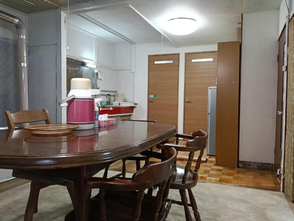 富良野市にあるOkufurano Lupine - Vacation STAY 19136の部屋に木製のテーブルと椅子が置かれたキッチン