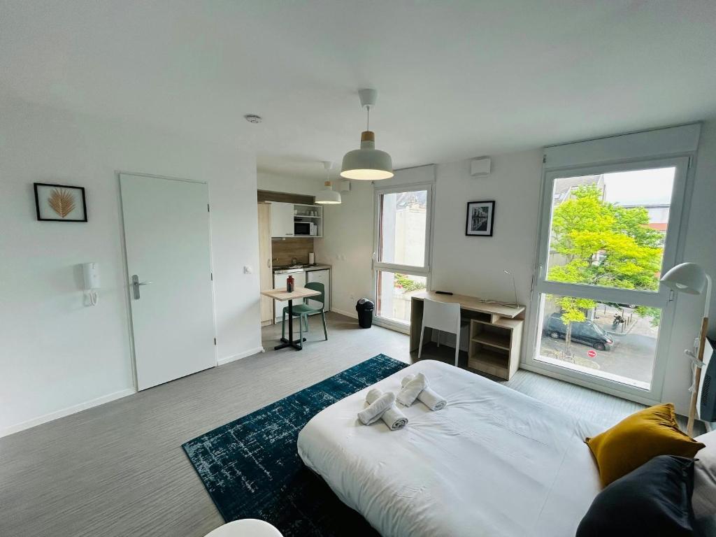 une chambre avec un lit avec deux ours en peluche dessus dans l'établissement We Live In R - Suite 301, à Reims