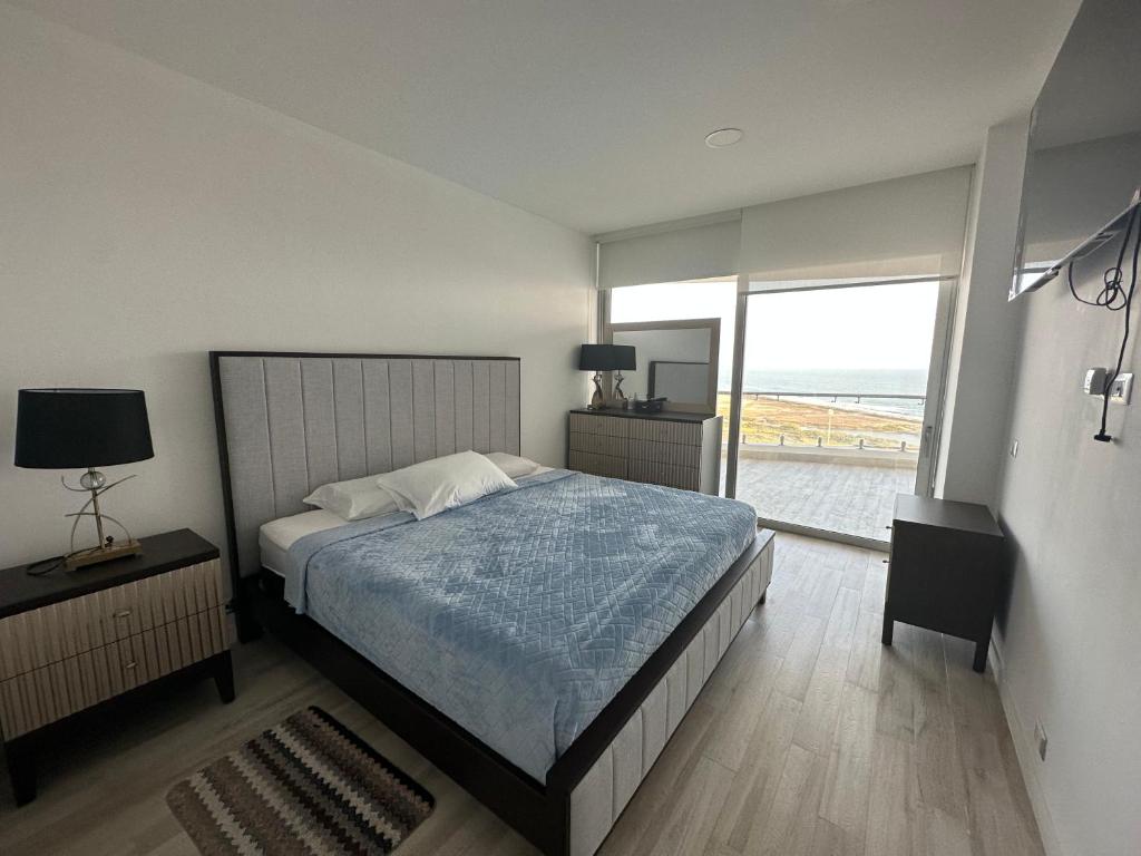 una camera da letto con un letto e vista sull'oceano di Departamento Lujoso #1504 en Karibao Resort Town a Playas