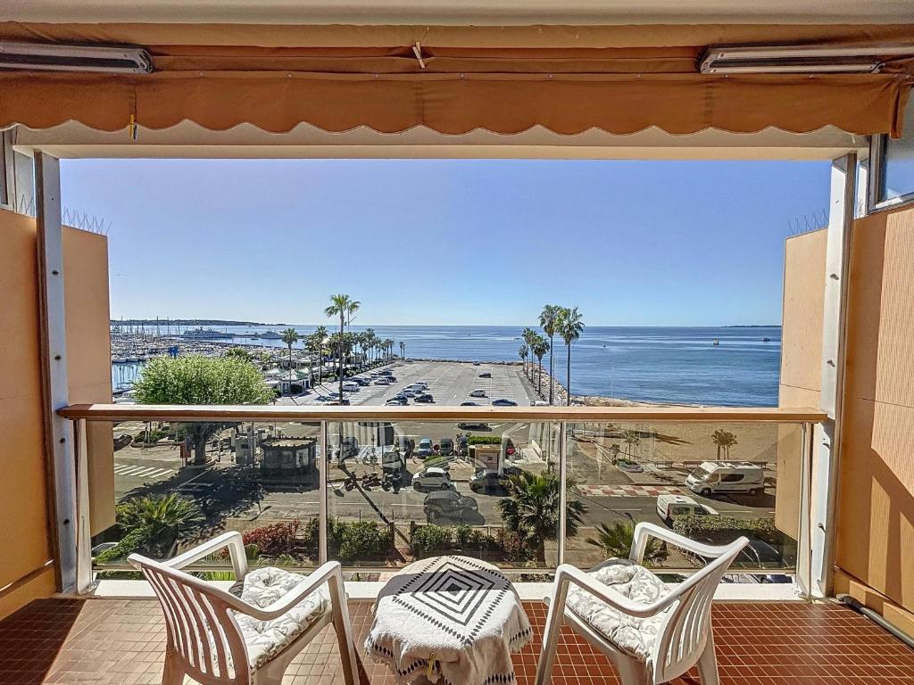 d'un balcon avec des chaises et une vue sur l'océan. dans l'établissement Emily - 2 couchages - Studio - Vue mer, au Golfe-Juan