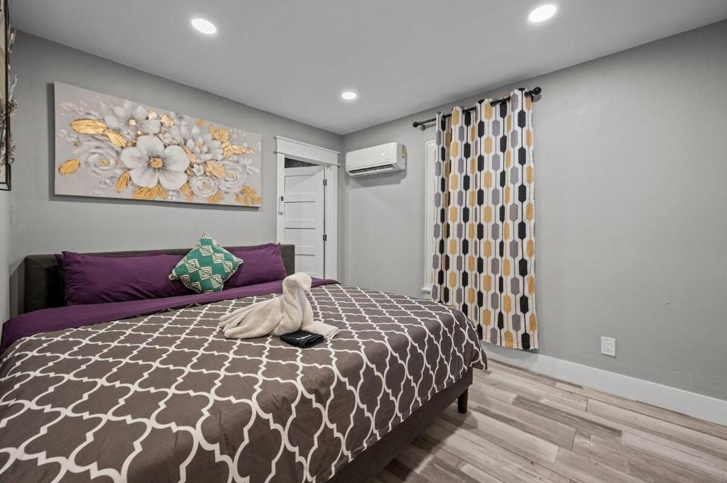 En eller flere senge i et værelse på Cozy & Chic Apt King Bed -Free Parking