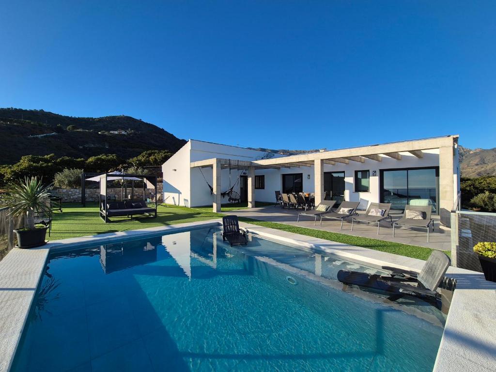 ein Swimmingpool vor einem Haus in der Unterkunft Recently built Holiday Home El Limonar in La Herradura
