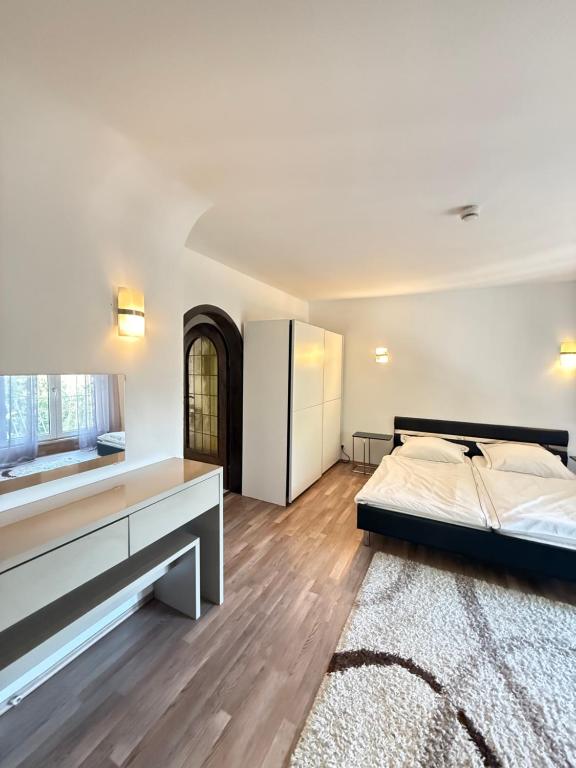 una camera da letto con un letto, un comò e uno specchio di Ferienwohnung Hügelstraße a Wuppertal