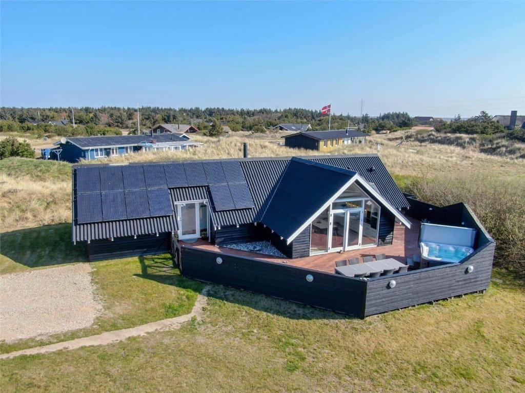 an overhead view of a house with a solar roof at 272-Ringkobing-Vestklitvej-22 in Klegod