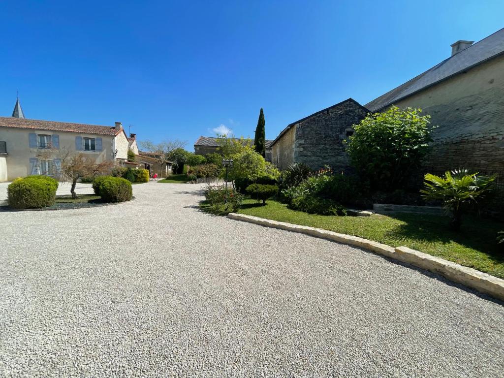 une route vide devant un bâtiment dans l'établissement La maison de Charlotte-Le gite-Futuroscope, à Amberre
