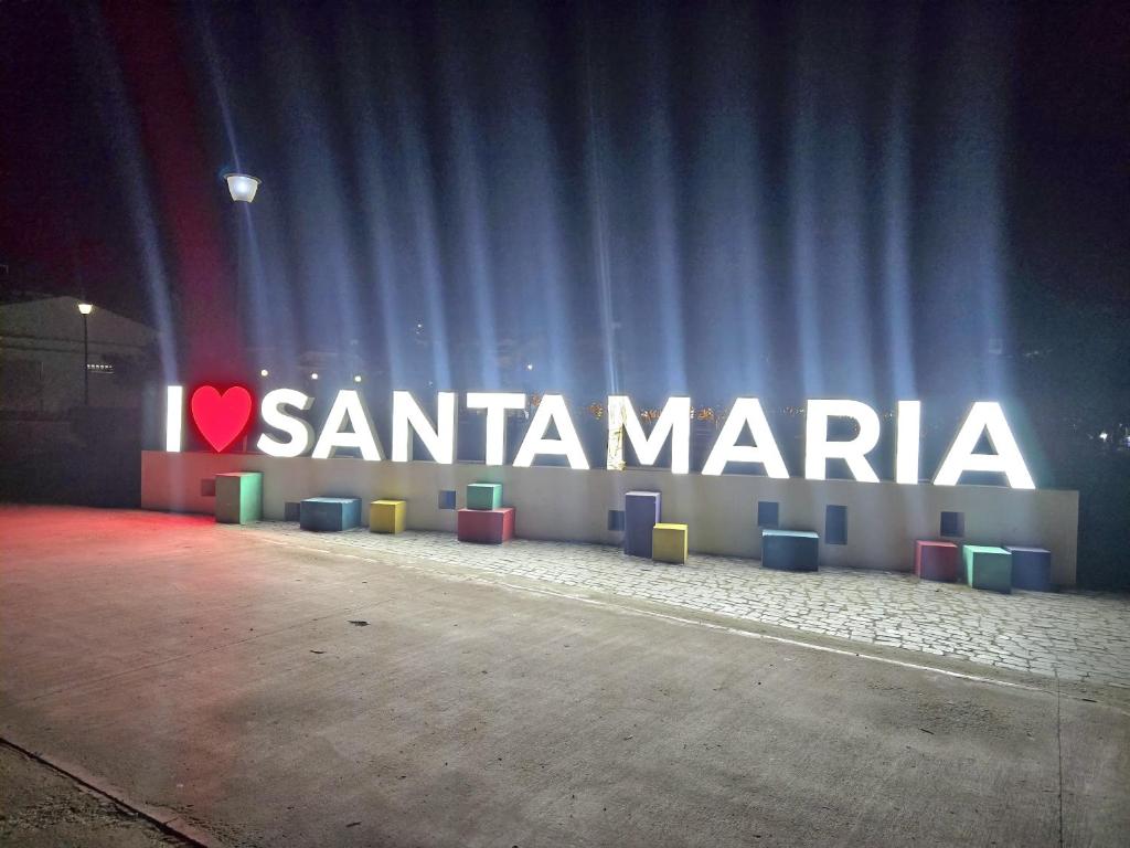 Un cartel que dice santaranarma en una pared en T0 Bounty, en Santa Maria