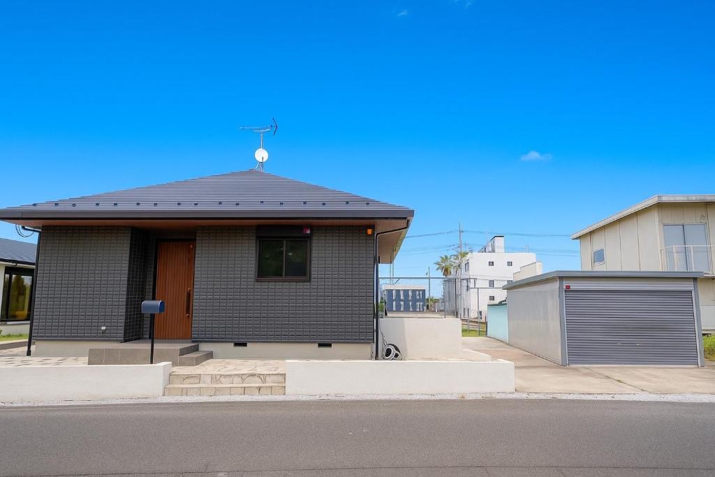 una pequeña casa al costado de una calle en GIFTHOUSE 2nd Ichinomiya - Small luxury villa - - Vacation STAY 19373, en Ichinomiya