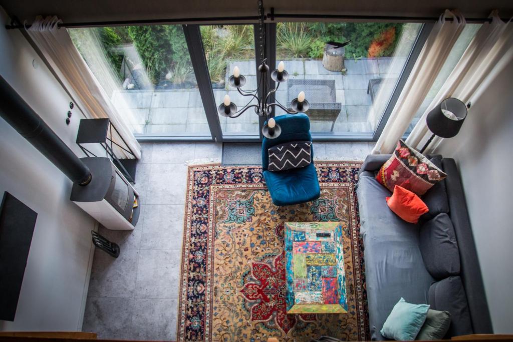 an overhead view of a living room with a couch and a window at WIATR W KOMINIE dostęp do jeziora UBLIK in Konopki Wielkie