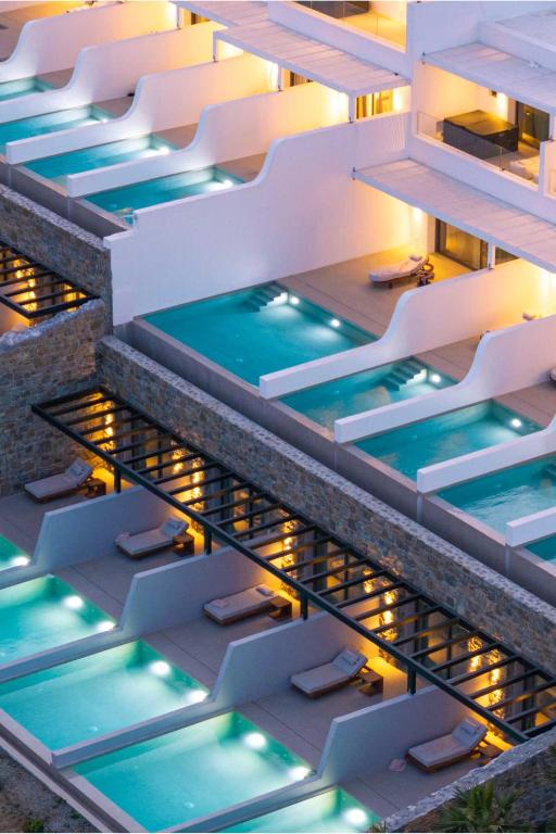 Bazén v ubytování Muse οf Mykonos Luxury Suites nebo v jeho okolí