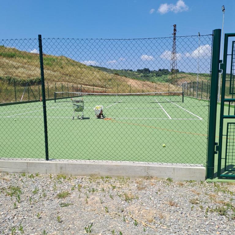 a tennis court with a tennis ball on the court at Agriturismo Podere dei Venti in Piancastagnaio