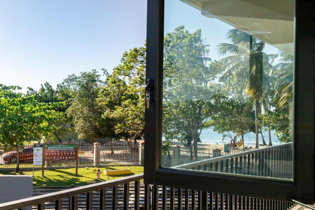 uma vista a partir de uma janela da praia em Fully Renovated Beachside with Oceanview 1 Bedroom Unit 7 em Dorado