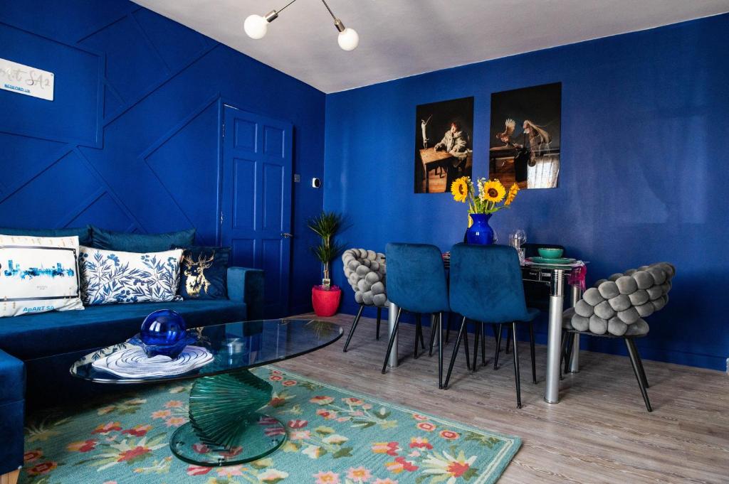 Un lugar para sentarse en ApArt 2 Luxury 3BR Apartment Free Parking Sleeps 6