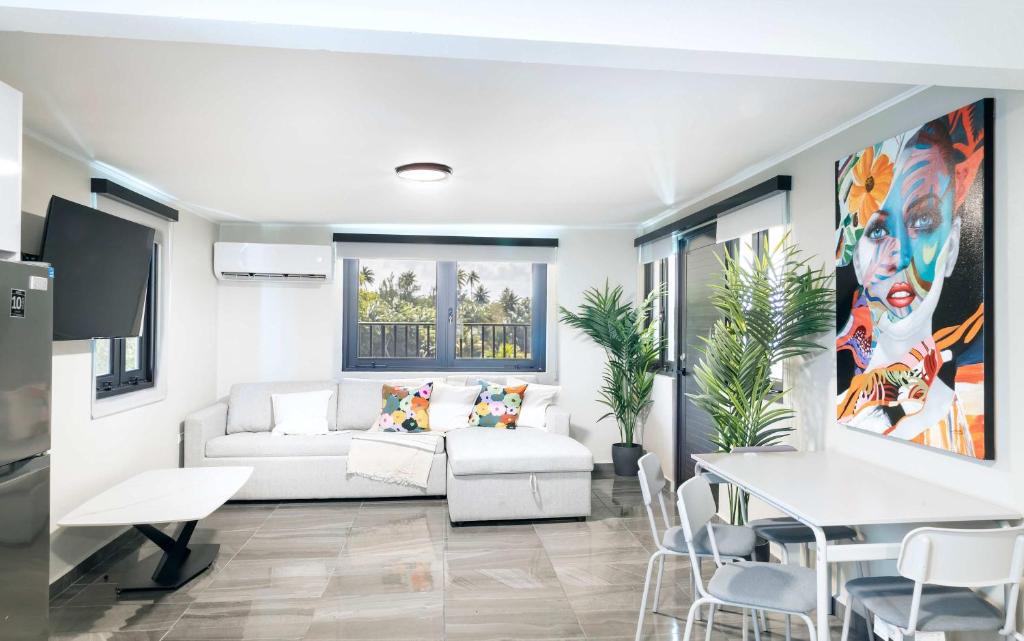 O zonă de relaxare la 2 Bedroom PH Fully Renovated Beachfront Retreat with Private Patio & Breathtaking Ocean Views