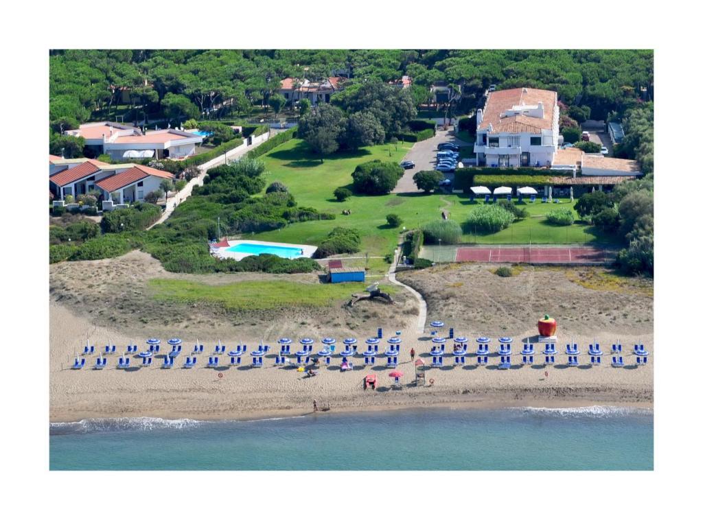 una vista aérea de una playa con un grupo de personas en Hotel Della Baia, en Baia Domizia
