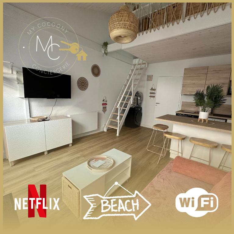 un salon avec une cuisine et une chambre avec un salon dans l'établissement La Dune, proche rue piétonne et plage, à Saint-Jean-de-Monts