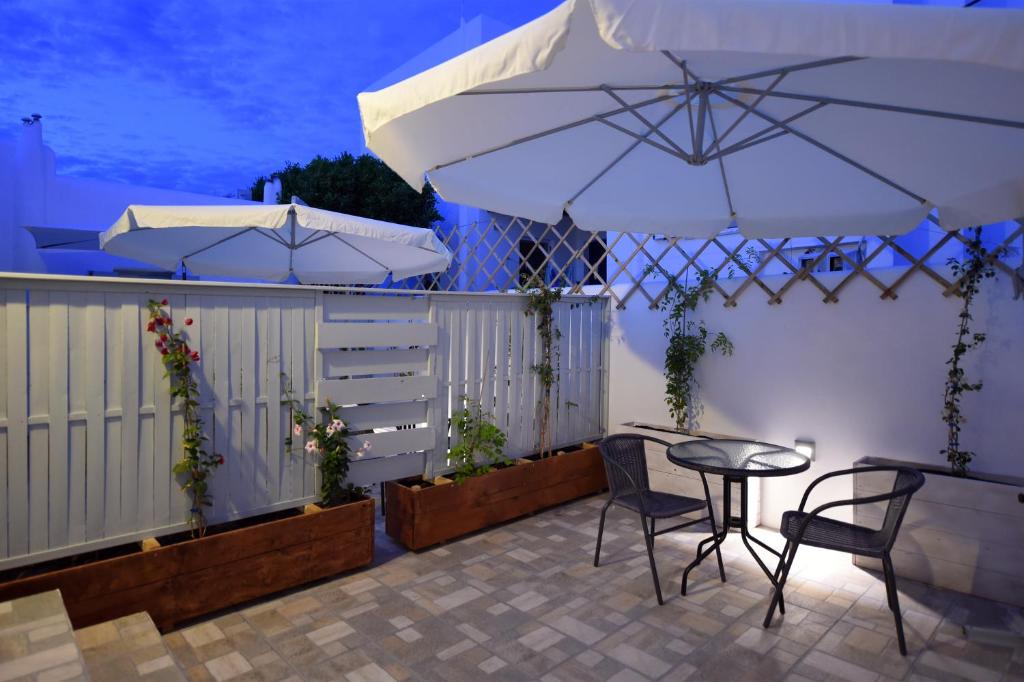 Patio lub wspólna przestrzeń na świeżym powietrzu w obiekcie Porto Naoussa