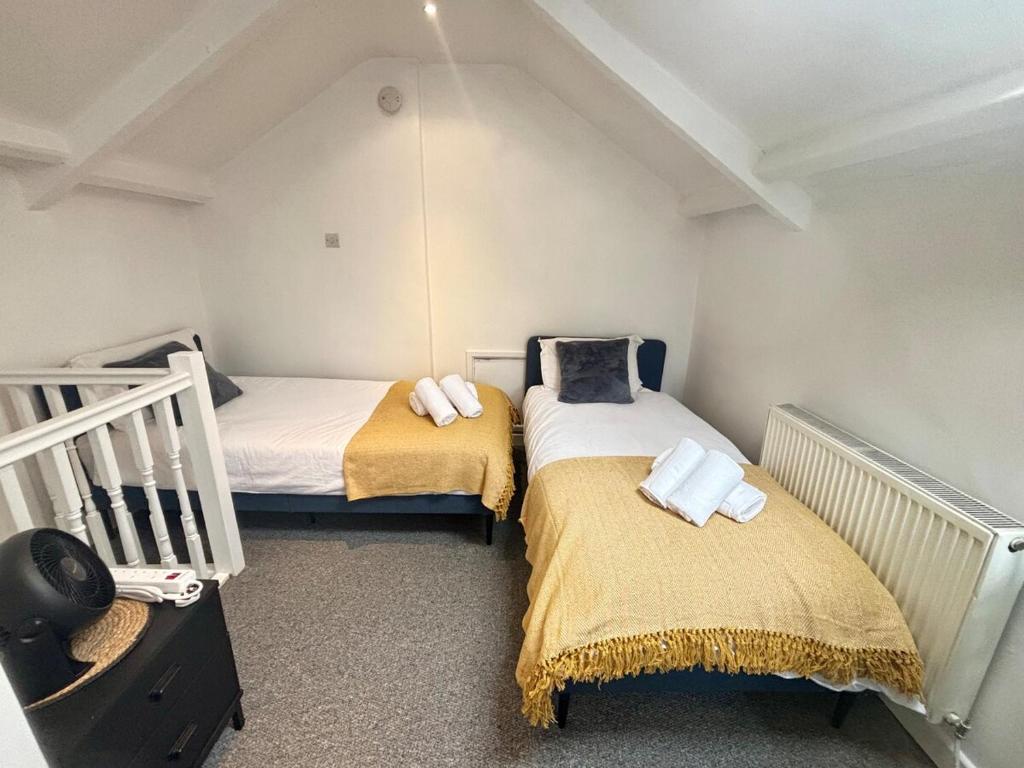 Ένα ή περισσότερα κρεβάτια σε δωμάτιο στο Treforest Apartment 3 Bedrooms - Next Station - Free Parking