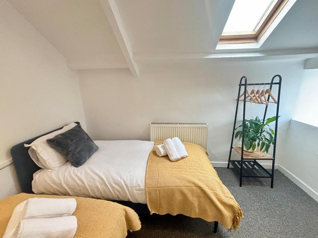 Postel nebo postele na pokoji v ubytování Treforest Apartment 3 Bedrooms - Next Station - Free Parking