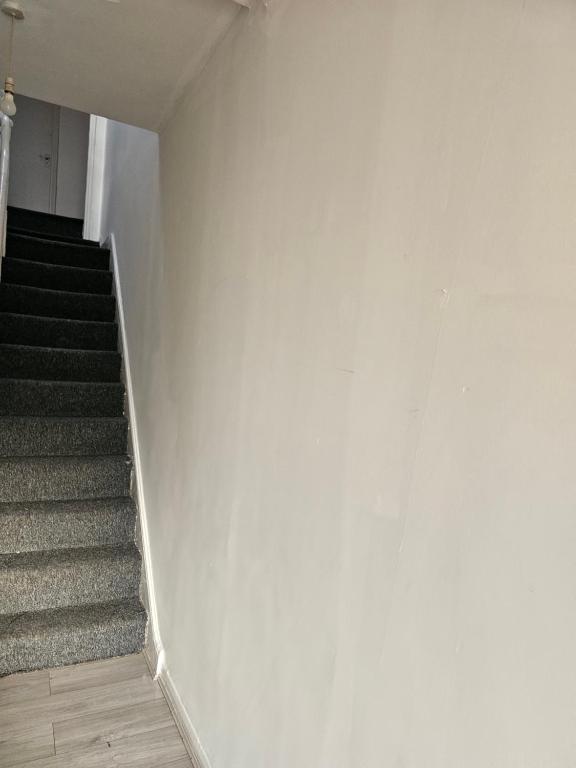 Centrally located house, Rm 1 big في بيرتون أبون ترينت: درج بجدار ابيض ودرج